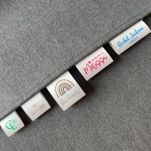 Etiquettes blanches personnalisées, encre : noir, rouge, bleu, vert, or ou argent, étiquettes de marque en satin rabattables