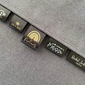 Etichette nere personalizzate, inchiostro: bianco, oro o argento, etichette per abbigliamento ripiegate in raso