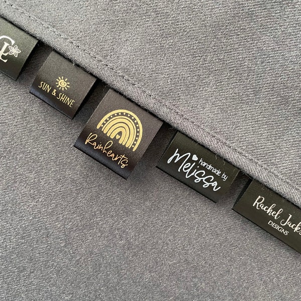 Aangepaste zwarte labels, inkt: wit, goud of zilver, gevouwen satijnen kledinglabels