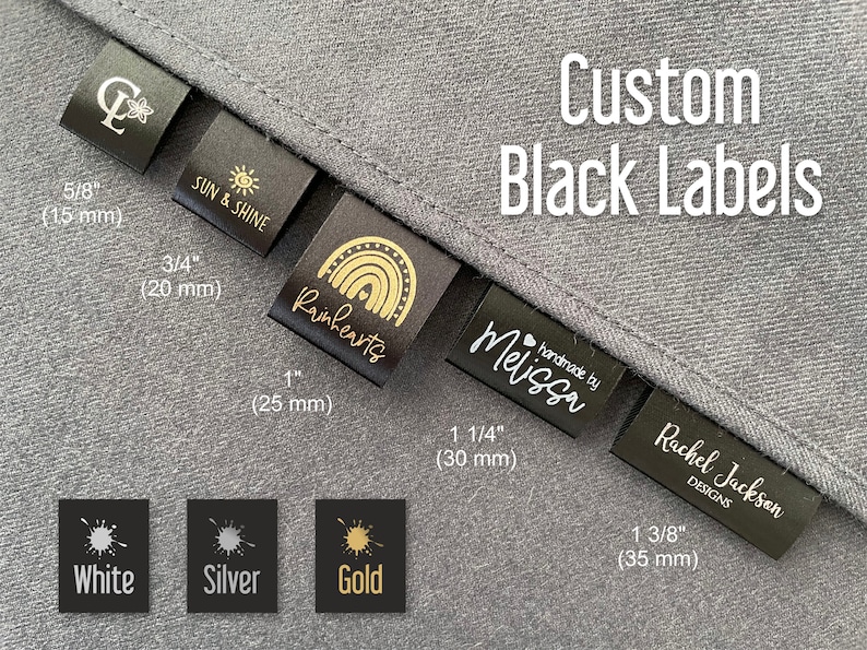 K&ouml;nnte beinhalten: Schwarze Stoff-Etiketten mit goldener Beschriftung in verschiedenen Gr&ouml;&szlig;en. Die Etiketten zeigen verschiedene Designs, darunter ein Sonnen- und Sonnenschein-Design, ein Regenbogen-Design und ein Herz-Design. Die Etiketten werden auf einem grauen Hintergrund mit einem Farbmuster in Wei&szlig;, Silber und Gold gezeigt.