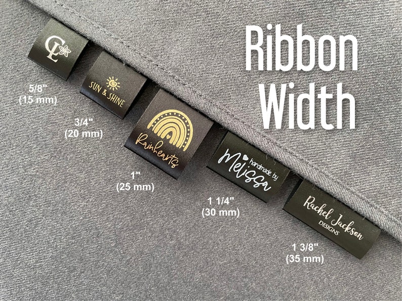K&ouml;nnte beinhalten: Schwarze Stoff-Etiketten mit goldener Schrift und Designs, die verschiedene Bandbreiten in Zoll und Millimetern zeigen. Die Etiketten enthalten den Text "Sun & Shine", "Rainhearts", "Handmade by Melissa" und "Rachel Jackson Designs".