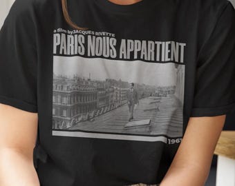 Koszulka Paris nous appartient, koszulka estetyczna, koszulka unisex, prezent dla fana filmu, prezent dla niej, prezent dla niego, prezent kultu filmowego, prezent Nouvelle Vague