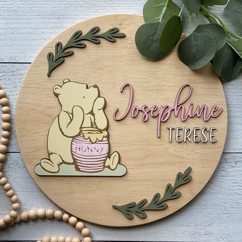 Cartel de puerta personalizado de 12 pulgadas de ancho x 1/2 de grosor, redondo, vintage, inspirado en Winnie the Pooh, para la decoración de tu guardería. regalo de bebe