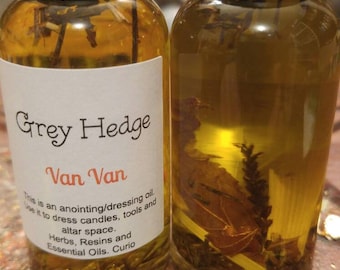 Peut inclure: Deux petites bouteilles en verre remplies d'un liquide jaune et d'herbes. Les bouteilles ont des bouchons noirs et des étiquettes blanches avec le texte "Grey Hedge Van Van" et des instructions d'utilisation. Il s'agit d'une huile d'onction/d'habillage. Utilisez-la pour habiller les bougies, les outils et l'espace de l'autel. Herbes, résines et huiles essentielles. Curiosité