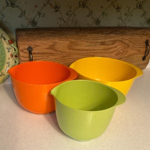 Vintage Set of 3 Rossi Mepal Mixing Bowls with Spout…Yellow, Orange, Green