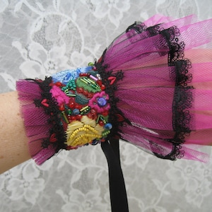 CARNIVAL-paio di divertenti polsini colorati, perline ricamate e ricamate a mano.