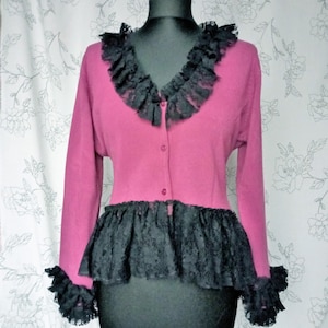 Upcycled Frack- Pullover, Textil-Art-Spitzen-Cardigan, überarbeitet, Upcycled Kleidung, Art to wear, tragbare Kunst Kleidung