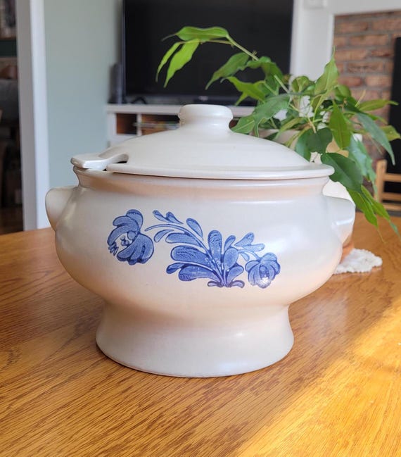 Vintage Pfaltzgraff Yorktowne Soup Tureen NO LADLE Blue Floral