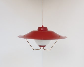 Moderne stilnovo hanglamp met rode kap en witte opaal glazen kap - Deens design uit de jaren 50