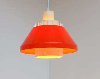 Superbe pendentif en plastique orange et beige fabriqué par Lyskær - Design vintage danois réalisé dans les années 1970