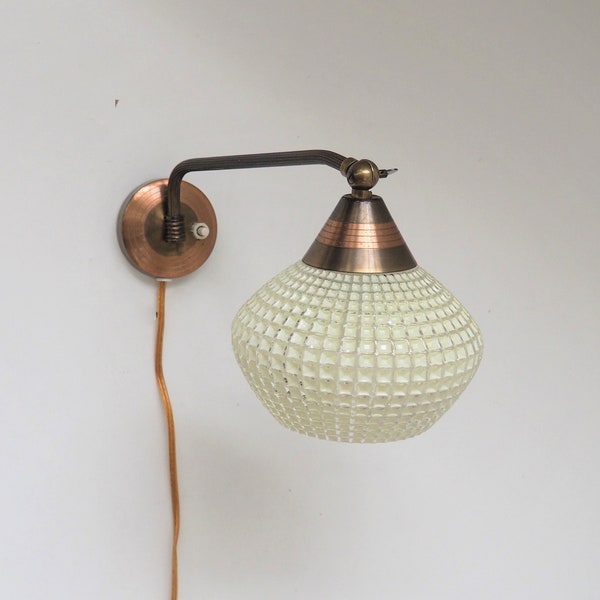 Vintage swing wall light in brass & copper with decorative glass shade - Danish design lighting from the 1950s