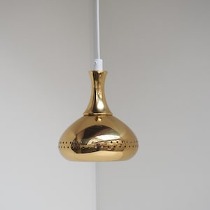 Encantadora lámpara colgante de latón con gran iluminación fabricada por la empresa danesa Scandi-Lamp, años 70.