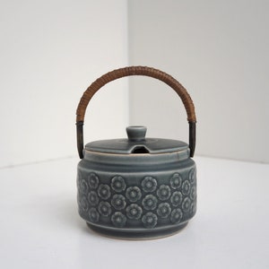 Grön AZUR skål / syltkruka med rottinghandtag från Jens Harald Quistgaard - Kronjyden / Bing & Grøndahl - dansk vintagedesign