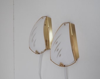 Stilvolle goldene Wandleuchte mit weißem Glasschirm - schwedisches Design von RAF aus den 1960er - 1970er Jahren