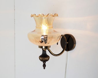 Vintage Messing Wandleuchte mit tollem Glasschirm - Dänisches Design Leuchten aus den 1960er Jahren