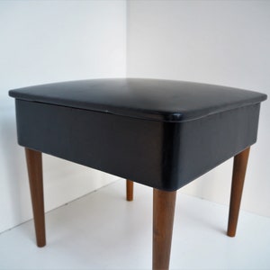 Sewing Ottoman with black nappa and wooden legs - vintage design from the 1960s