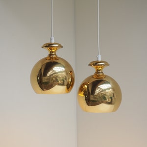 Encantador conjunto de lámparas colgantes de latón macizo con gran iluminación fabricados por la empresa danesa Scandi-Lamp, años 70