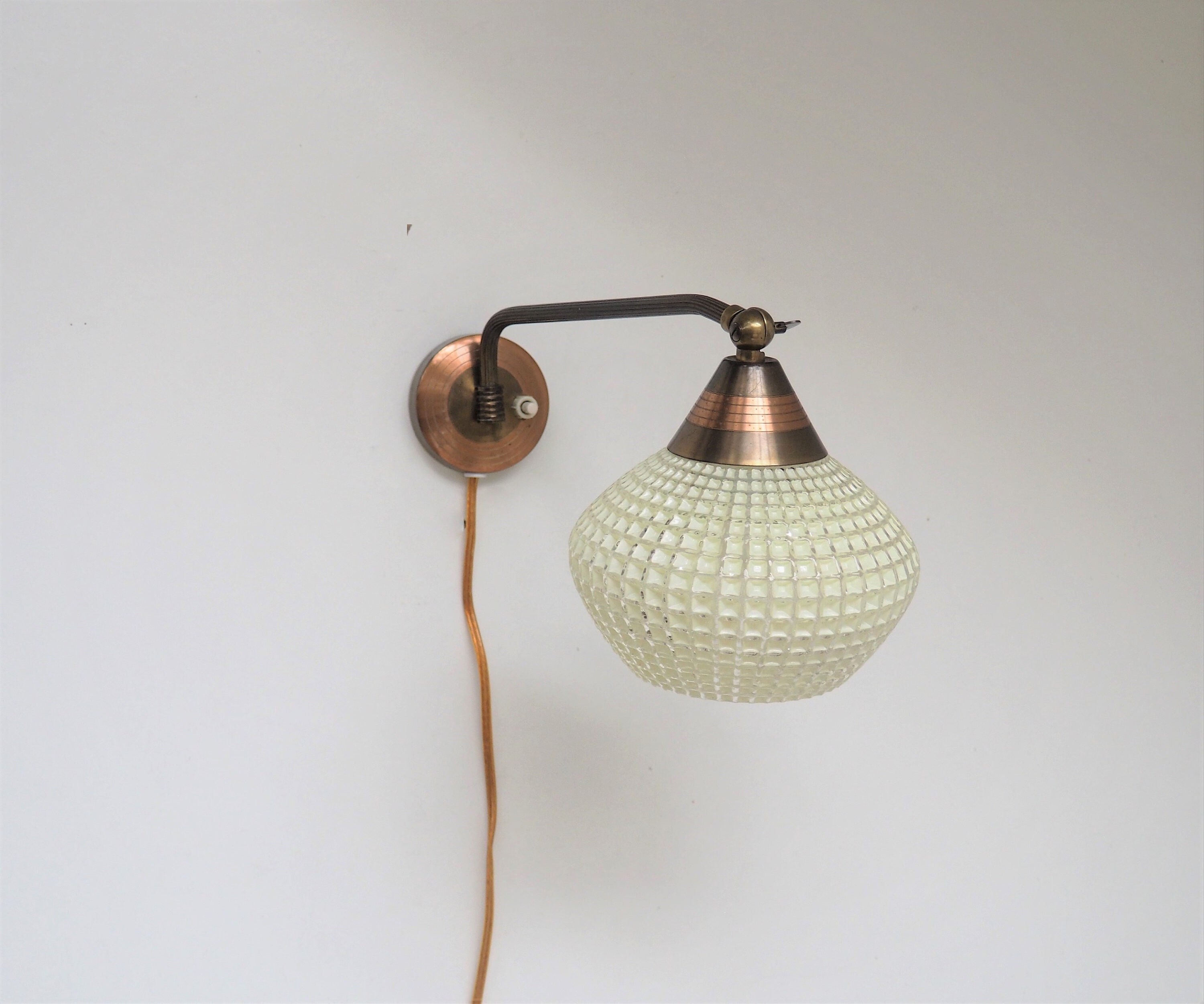Vintage swing wall light in brass & copper with decorative glass shade - Danish design lighting from the 1950s