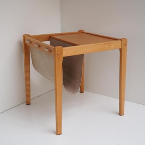 Brdr. Furbo beech wood table with canvas magazine rack - Danish vintage design from the 1980s