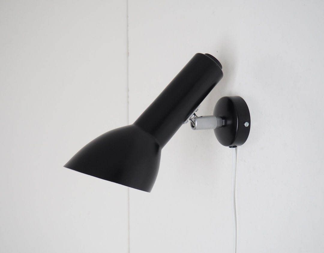CPH LIghting の Tom Stepp がデザインした Oblique という黒い壁掛け
