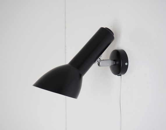 CPH LIghting の Tom Stepp がデザインした Oblique という黒い壁掛け