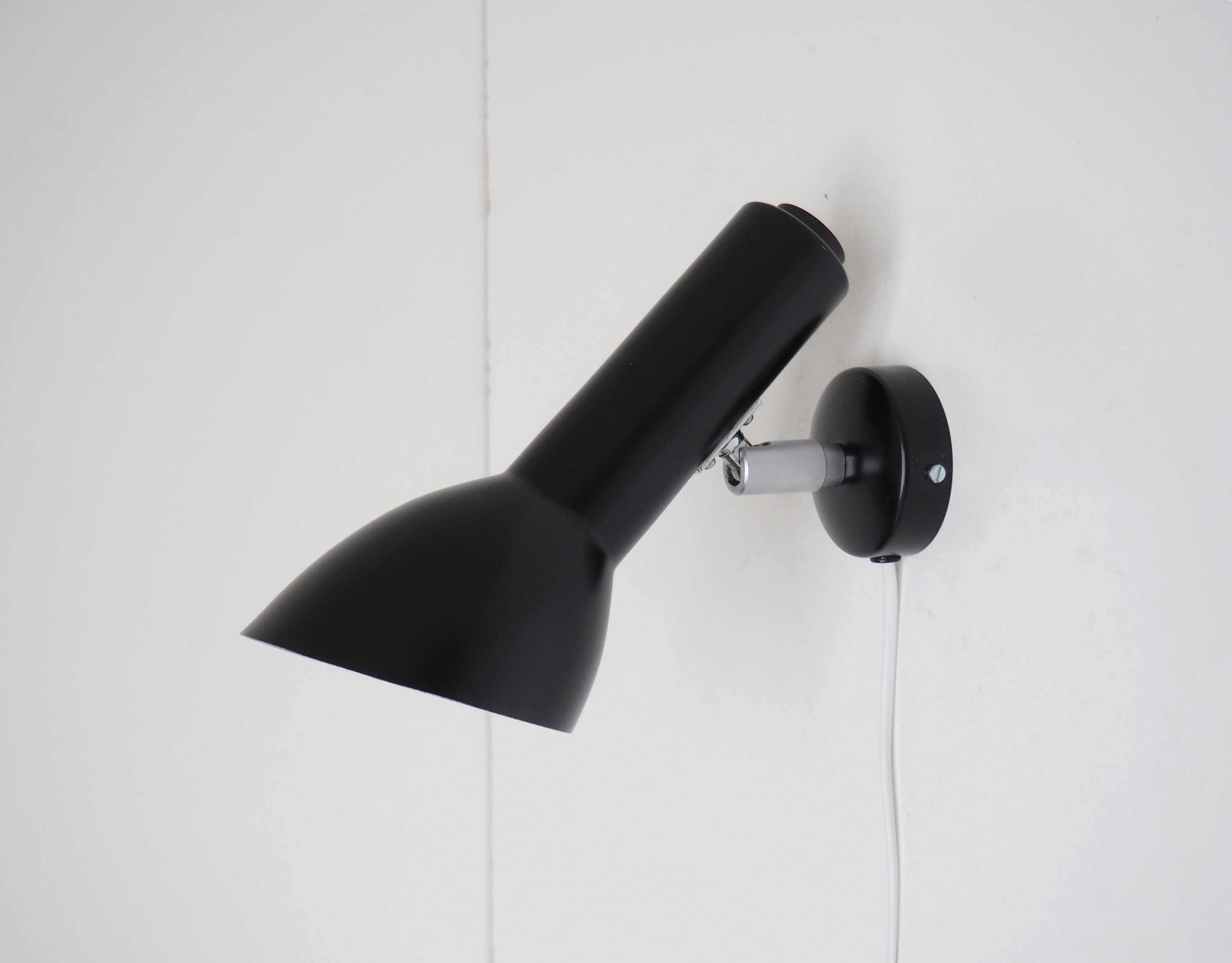 CPH LIghting の Tom Stepp がデザインした Oblique という黒い壁掛け