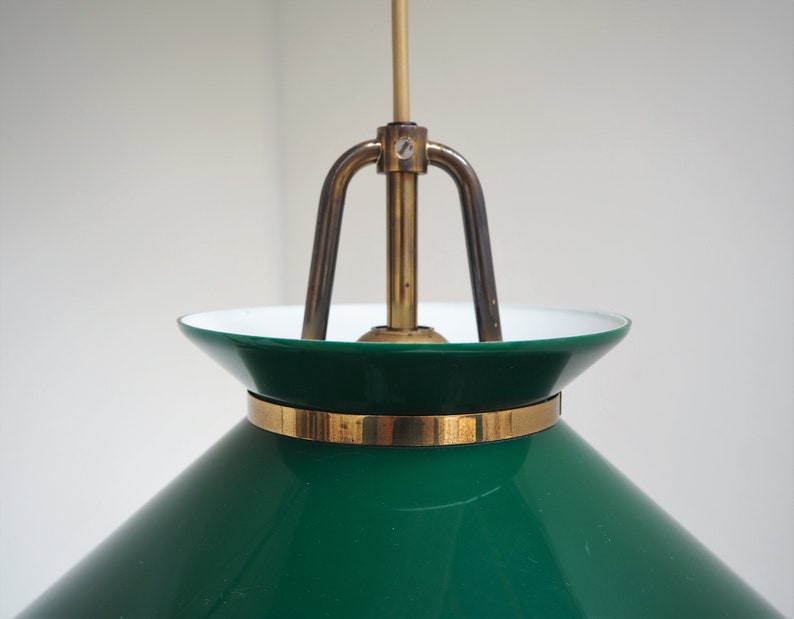 Superbe pendentif Holm Sørensen avec nuance acrylique de couleur verte et détails en laiton design danois réalisé dans les années 1960 image 6