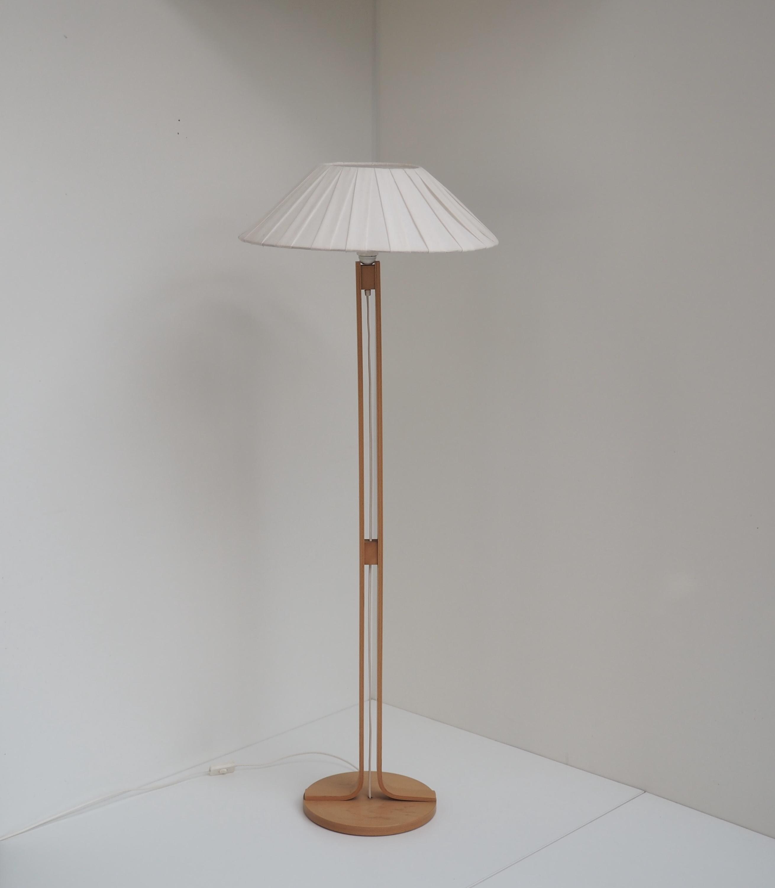 独70年代　DOMUS ヴィンテージ・フロアランプ　上質なパインとウール　未使用 独70年代 DOMUS ヴィンテージ・フロアランプ 上質なパインとウール 未