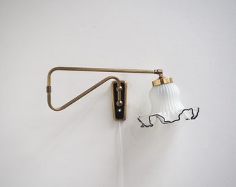 Vintage swing wall light made in brass with decorative glass shade - Danish design lighting from the 1950s - 1960s