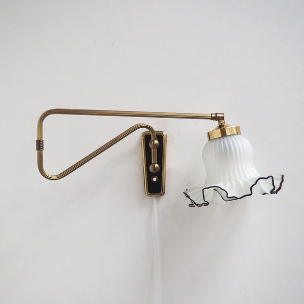 Vintage swing wall light made in brass with decorative glass shade - Danish design lighting from the 1950s - 1960s