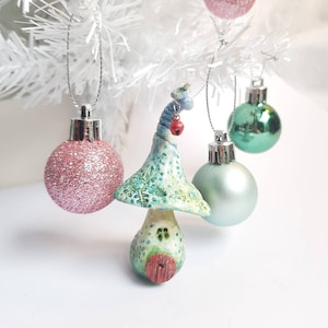 Unikat frostiges Feenhaus, Jingle bell Pixie Fliegenpilz, Wichtelheim, handgemacht und bemalt