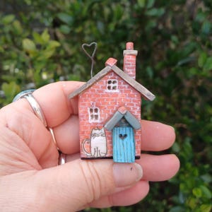 Casa en miniatura, símbolo de amor, con gato blanco, corazón aéreo, corazón de graffiti, única y totalmente hecha a mano.