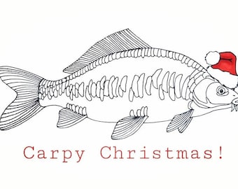Op de afbeelding: Een zwart-witte lijntekening van een karper met een rode kerstmanmuts. De tekst "Carpy Christmas!" staat onder de vis.