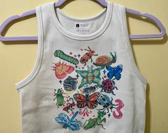 Camiseta deportiva sin mangas con estampado de insectos y ranas, diseño dibujado a mano.