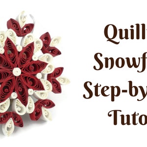 Op de afbeelding: Een rood en wit papieren quilling sneeuwvlok ornament. De sneeuwvlok is gemaakt van gekrulde papieren stroken en heeft een delicaat, ingewikkeld ontwerp. Quilling sneeuwvlok stap-voor-stap tutorial.