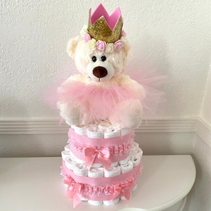 Torta di pannolini a forma di principessa, torta di pannolini a 2 piani per una bambina, decorazione da tavolo a forma di principessa, torta per baby shower, torta &quot;È una bambina&quot;, regalo per baby shower, primo orsacchiotto.