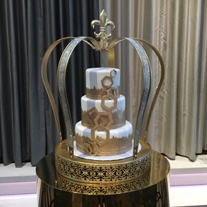 Le plus grand présentoir à gâteau couronne, présentoir à gâteau couronne en métal, décoration d'événement sur le thème royal, support couronne pour mariage