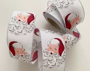 Könnte beinhalten: Weißes Band mit einem sich wiederholenden Weihnachtsmotiv. Der Weihnachtsmann trägt einen roten Hut und hat rosige Wangen, einen weißen Bart und einen lächelnden Ausdruck. Das Band hat eine silberne Bordüre und ist aufgerollt.