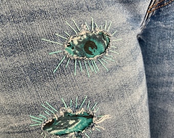 Jeans cosidos a mano reciclados con denim azul y turquesa