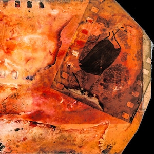Puede incluir: Obra de arte abstracta con una tira de película superpuesta sobre un fondo texturizado naranja y rojo. La tira de película tiene marcos rectangulares y una forma negra. La obra de arte tiene una estética vintage y grunge.