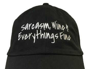 Sarcasmo, vino y Everythings bellas (Polo estilo balón negro con pespuntes blancos)
