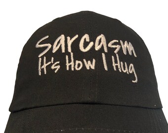 Sarcasmo es cómo me abrazo (polo estilo ball cap disponible en varios colores)