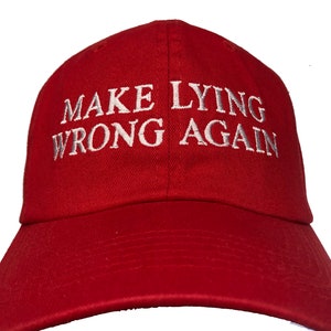 Puede incluir: Gorra de b&eacute;isbol roja con texto bordado en blanco que dice "Make Lying Wrong Again".