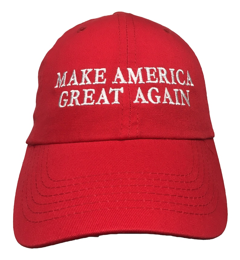 Puede incluir: Gorra de b&eacute;isbol roja con texto bordado en blanco que dice "MAKE AMERICA GREAT AGAIN".