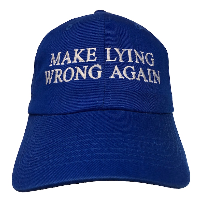 Puede incluir: Una gorra de b&eacute;isbol azul real con texto bordado en blanco que dice "Make Lying Wrong Again".