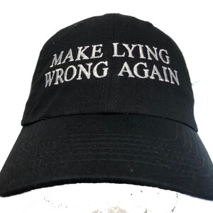 Puede incluir: Gorra de b&eacute;isbol negra con el texto "MAKE LYING WRONG AGAIN" bordado en blanco.