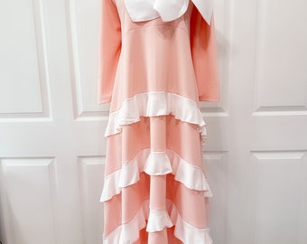 Vestido con volantes en tonos rosa empolvado y blanco roto