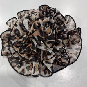 Leopard flower brooch