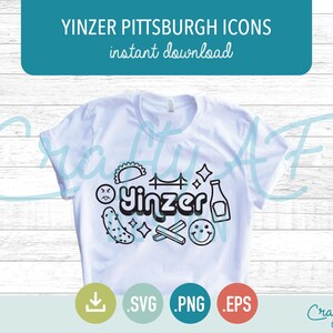 K&ouml;nnte beinhalten: Ein wei&szlig;es T-Shirt mit einem schwarzen Design, das das Wort "Yinz" und verschiedene Pittsburgh-Symbole zeigt, darunter eine Br&uuml;cke, eine Gurke, ein Brezel und eine Ketchupflasche. Der Text "Yinz Pittsburgh Icons" befindet sich oben im Bild.