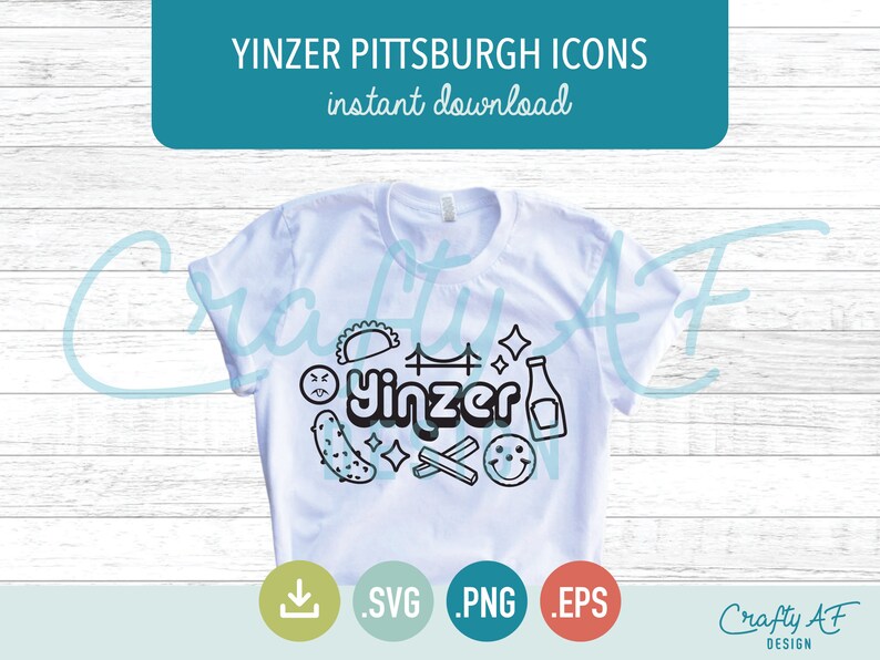 K&ouml;nnte beinhalten: Ein wei&szlig;es T-Shirt mit einem schwarzen Design, das das Wort "Yinz" und verschiedene Pittsburgh-Symbole zeigt, darunter eine Br&uuml;cke, eine Gurke, ein Brezel und eine Ketchupflasche. Der Text "Yinz Pittsburgh Icons" befindet sich oben im Bild.